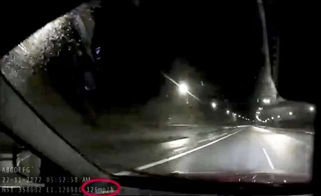 Amalgo conduisant à des vitesses de plus de 120 mph.