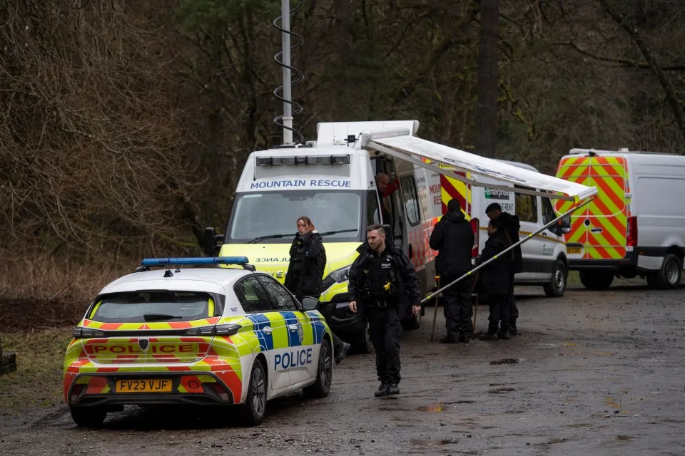 Des équipes de sauvetage de police et de montagne fouillant une forêt pour une femme disparue.
