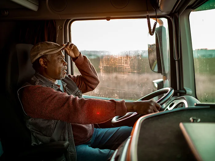 Un homme mature conduisant un camion